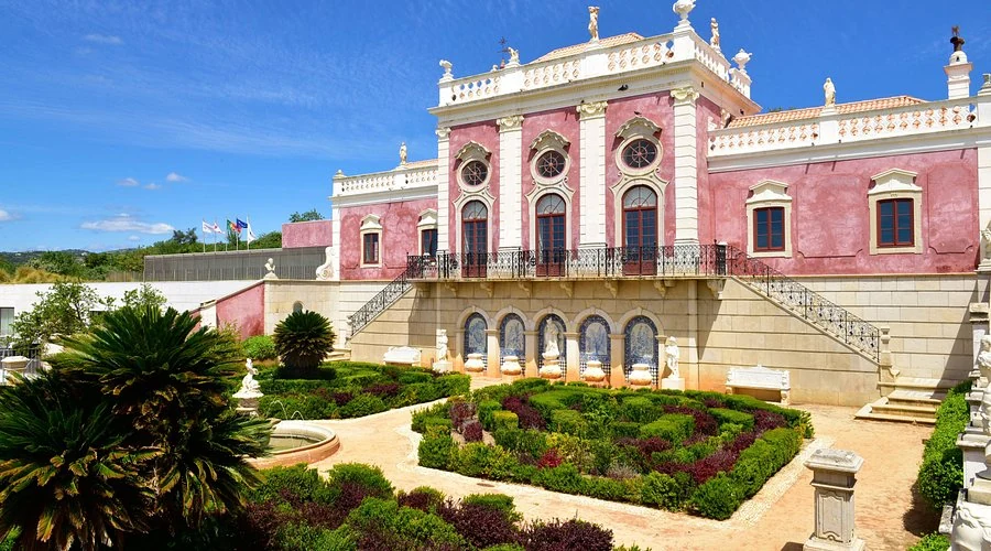 Façade rose et jardins du palais d’Estói